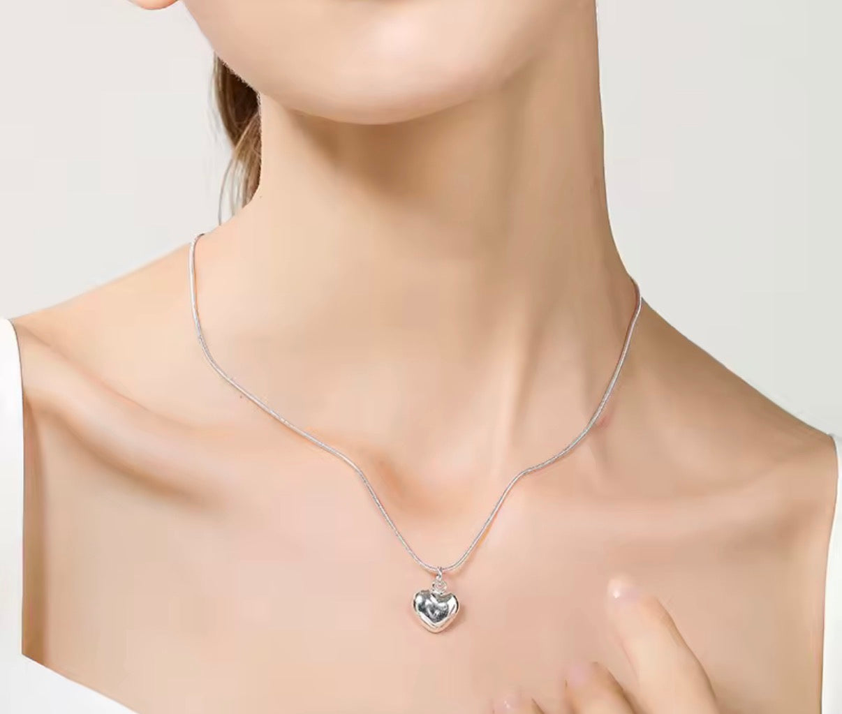 Solid 45cm Necklace With Small Heart Pendant - Silver Coloured For Women - Jewellery - Perfect Christmas /
Birthday Gift - With Gift Box