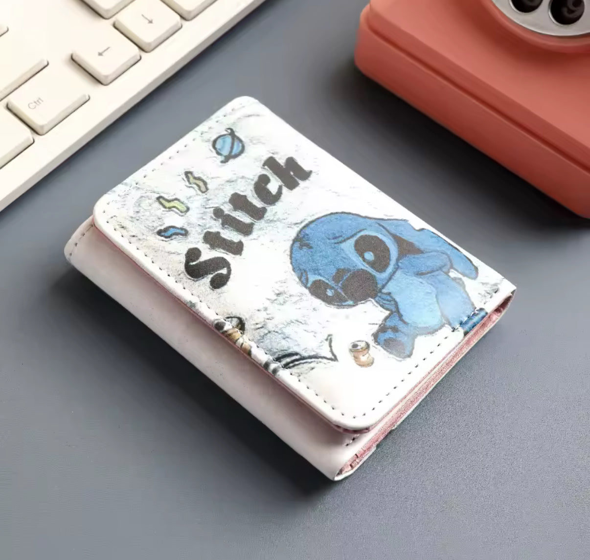 Stitch Short Trifold Wallet, Exquisite, Compact, Practical, Multifunctional Coin Mini Purse Card Holder - Cartoon /
Anime - Perfect For Kids or Adults - Great Gift Idea