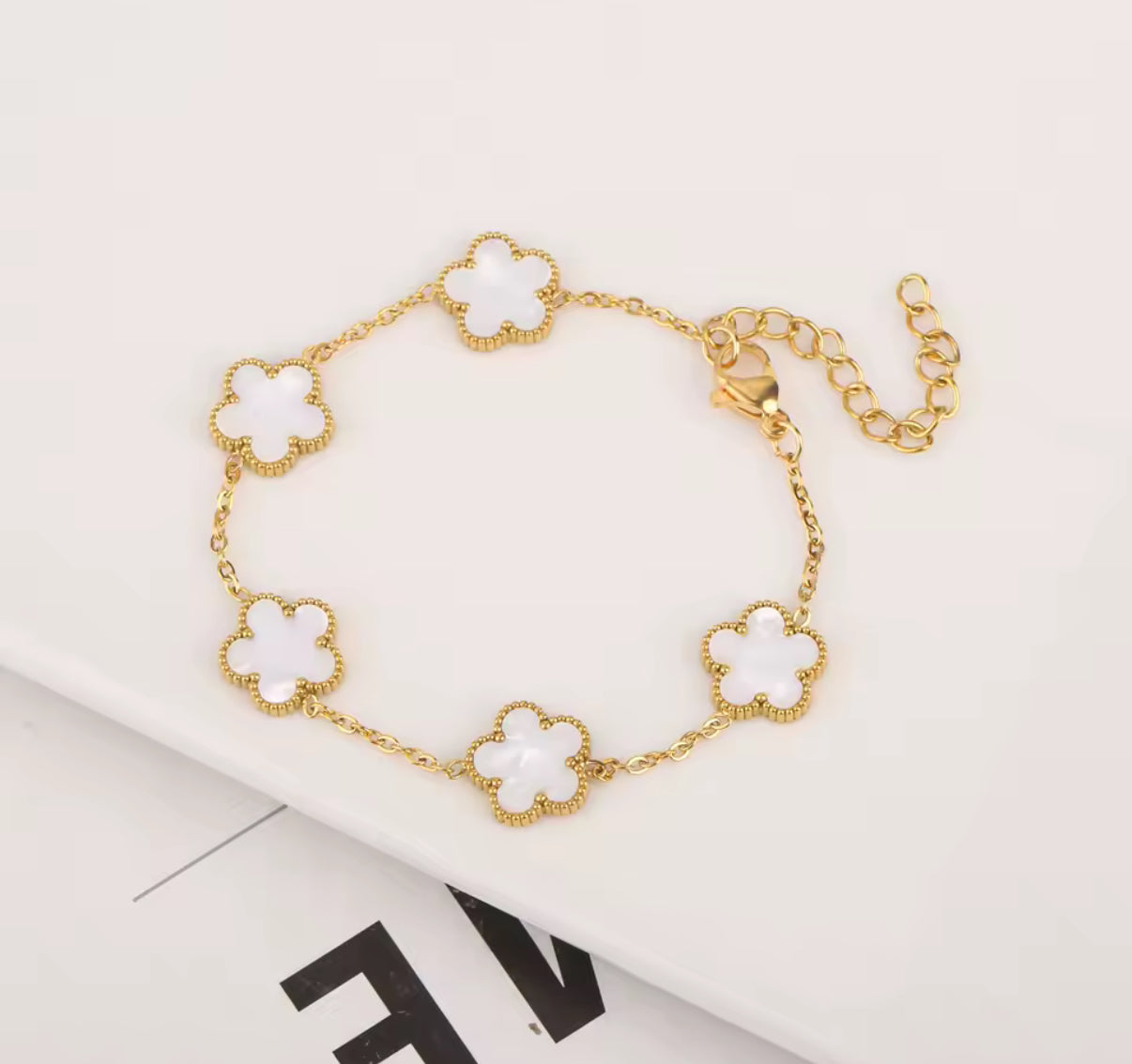 Flower Pendant Link Clover Bracelet for Women / Girls - Gold Coloured Trendy Family Jewellery Mother's Day Gift for Mum
- Different Colours Available - Perfect Birthday / Christmas
Gift