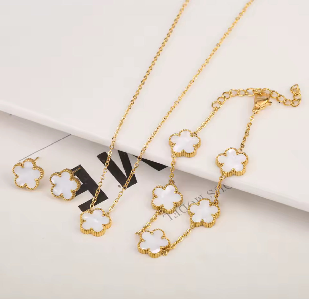 Flower Pendant Link Clover Bracelet for Women / Girls - Gold Coloured Trendy Family Jewellery Mother's Day Gift for Mum
- Different Colours Available - Perfect Birthday / Christmas
Gift