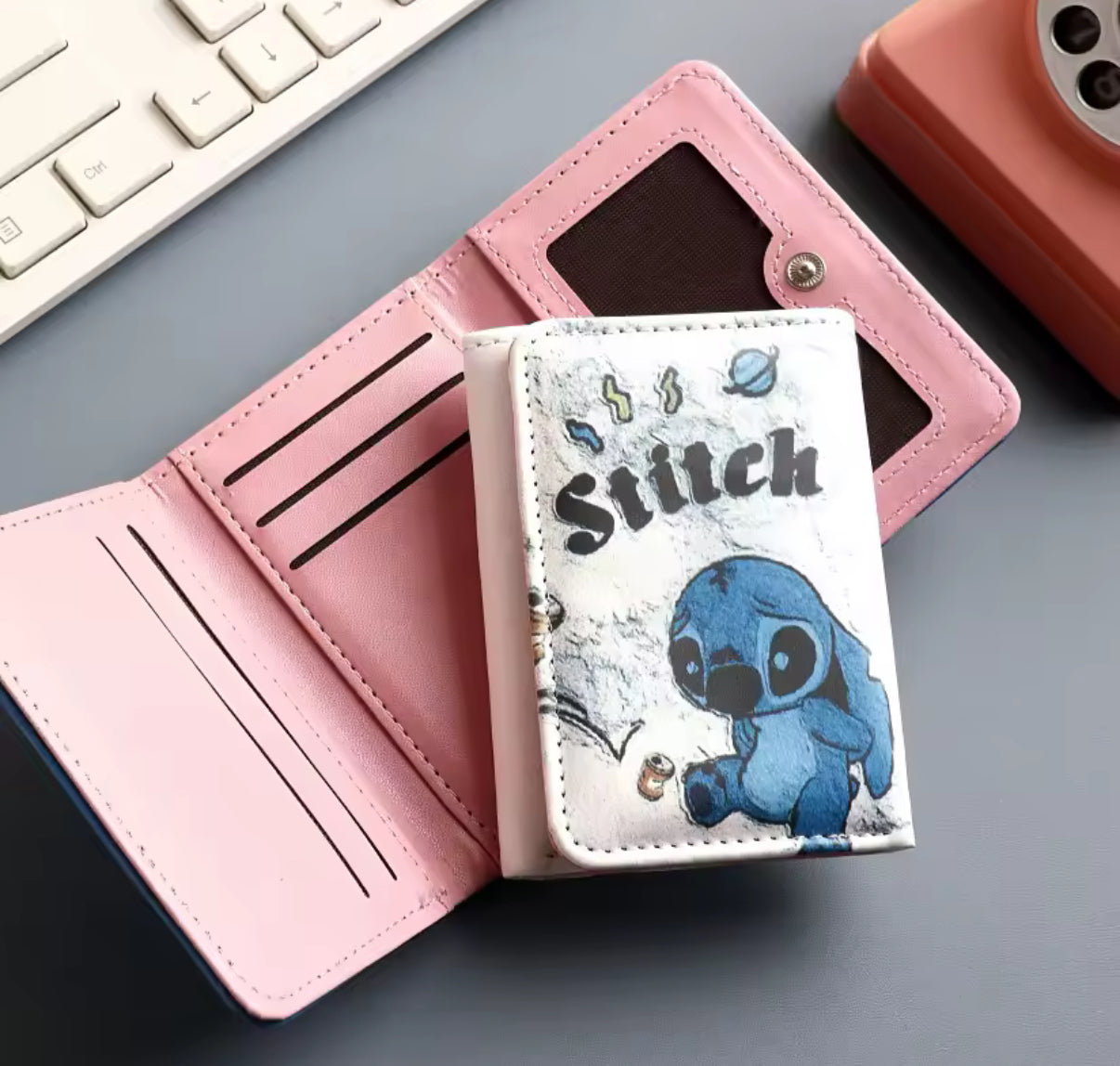 Stitch Short Trifold Wallet, Exquisite, Compact, Practical, Multifunctional Coin Mini Purse Card Holder - Cartoon /
Anime - Perfect For Kids or Adults - Great Gift Idea